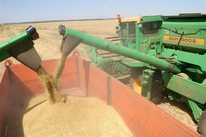<p>Более 8,5 миллиона тонн ранних зерновых и зернобобовых культур собрали аграрии Ростовской области.</p>