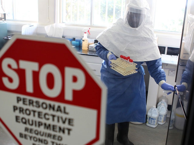<p>Немецкие и канадские врачи поместили на карантин двух пациентов, у которых были выявлены симптомы смертельно опасной лихорадки Эбола. В настоящий момент медики ждут результаты анализов больных.</p>