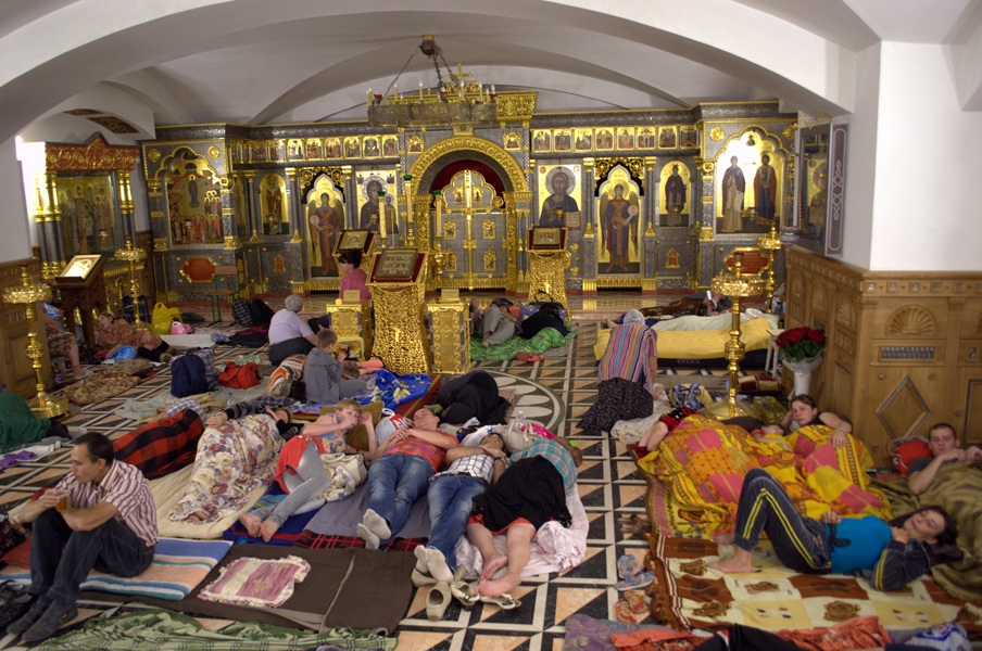 <p>Шесть человек были ранены при артобстреле Богоявленского кафедрального собора в Горловке.</p>