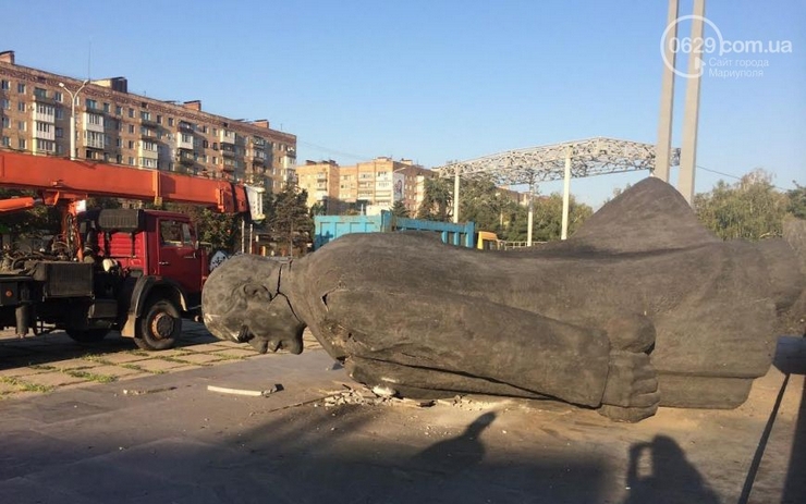 <p>Минувшей ночью в Мариуполе неизвестные снесли с постамента восьмиметровый памятник Ленину, простоявший в центре города 27 лет.</p>