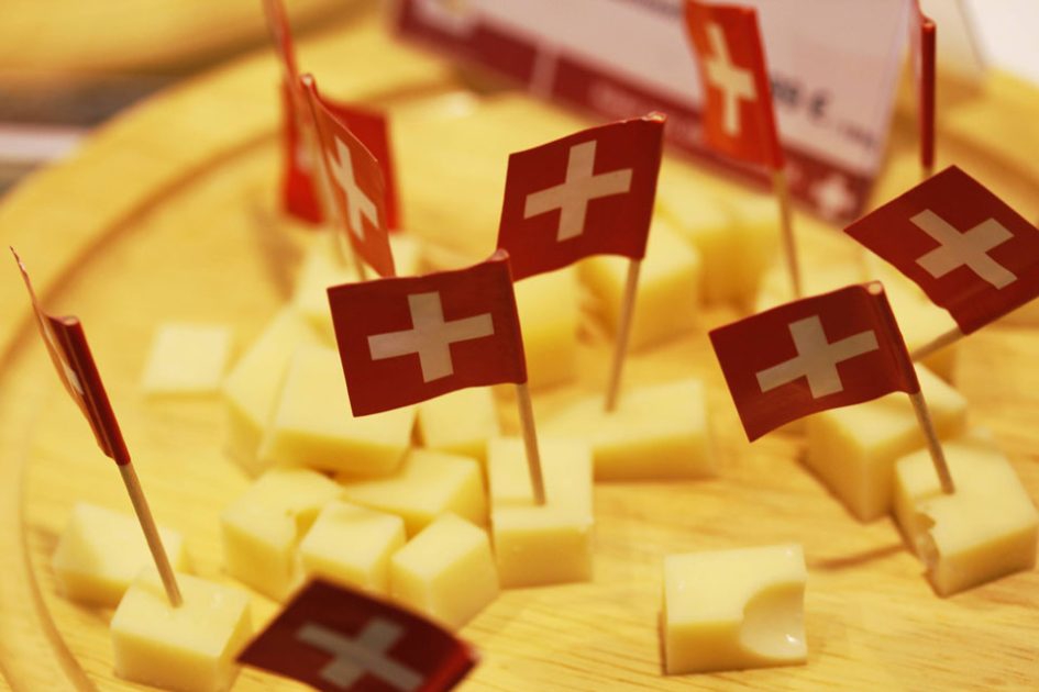 <p>Федеральное Управление сельского хозяйства Швейцарии сообщило, что ряд европейских производителей продуктов питания, фруктов и овощей попытались обойти российское эмбарго через Швейцарию.</p>