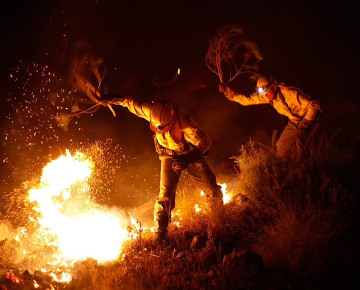 Тысячи людей на юге Испании были эвакуированы из-за сильного лесного пожара.