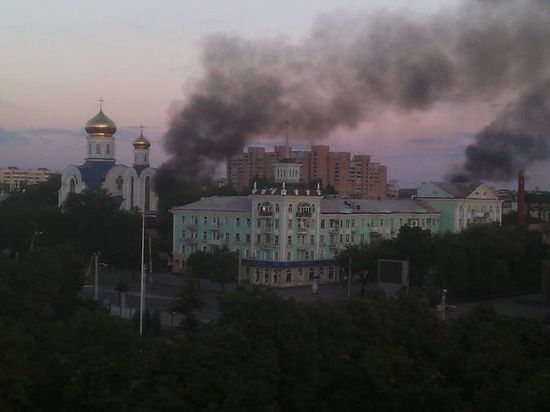 <p>Накануне вечером украинские силовики выпустили по центру Луганска около двадцати артиллерийских снарядов.</p>