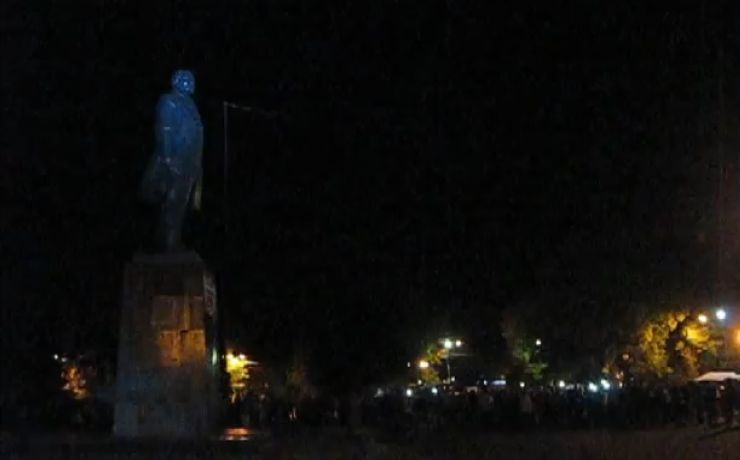 <p>Группа активистов с украинскими флагами пришла ночью к памятнику на городской площади и, скандируя: «Украина», забросила петлю на шею монументу</p>