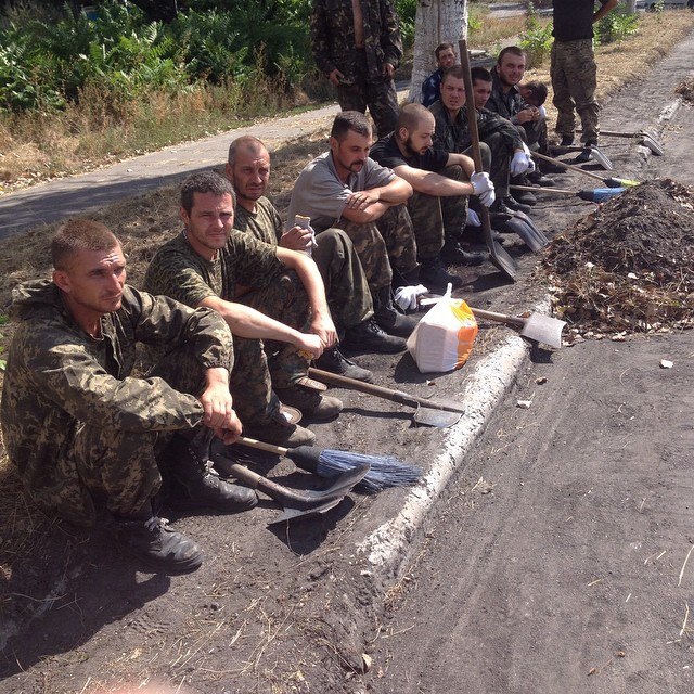 <p>Командир украинского батальона «Донбасс» Семен Семенченко заявил, что плененных в районе Иловайска украинских военных могут обменять на российских десантников, задержанных на Украине.</p>