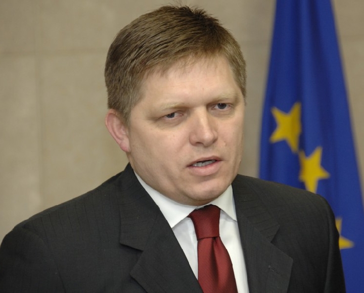 <p>Премьер-министр Словакии Роберт Фицо считает возможные новые санкции Европейского союза в отношении России «бессмысленными и контрпродуктивными» и грозит наложить на них вето.</p>