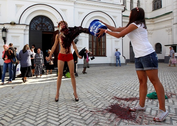 <p>Современные иродиады и саломеи из украинской группы Femen провели акцию Blood Bucket Challenge на территории Киево-Печерской лавры, входящей в юрисдикцию Московского Патриархата.</p>