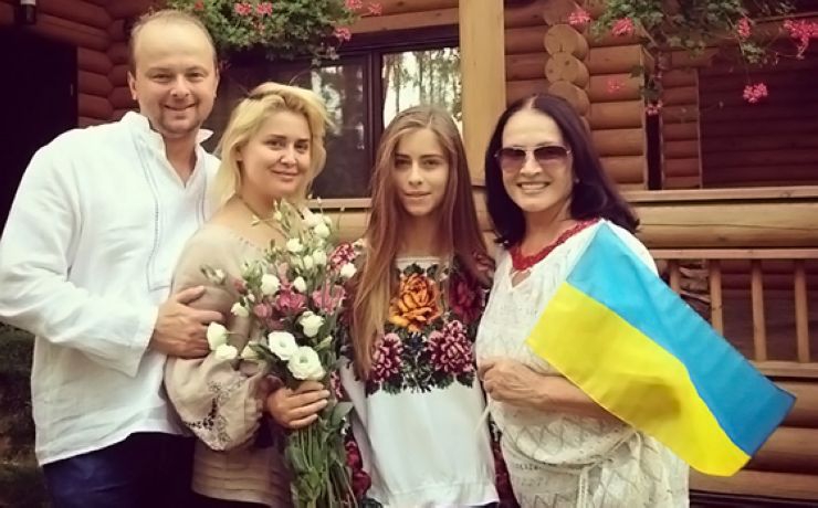 <p>Сын Софии Ротару опубликовал на своей странице в соцсети фотографию, где его мать красуется с украинским флагом</p>