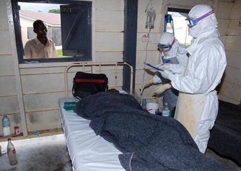 <p>Специалисты Центров по профилактике и контролю над заболеваниями США заявили, что при худшем сценарии к концу января 2015 года количество инфицированных вирусом Эбола может достичь 550 тысяч человек.</p>