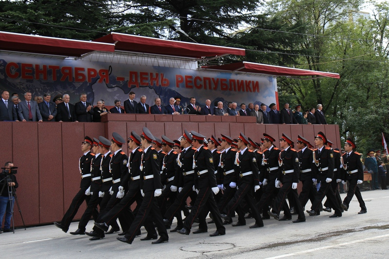 <p>24-ю годовщину провозглашения Республики Южная Осетия в Цхинвале отпраздновали военным парадом, в котором приняли участие более семисот югоосетинских и российских военнослужащих, а также тридцать единиц военной техники.</p>