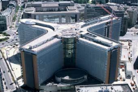 <p>Правоохранительные органы Бельгии провели спецоперацию по задержанию двоих человек, которые готовили теракт в штаб-квартире Еврокомиссии в Брюсселе.</p>