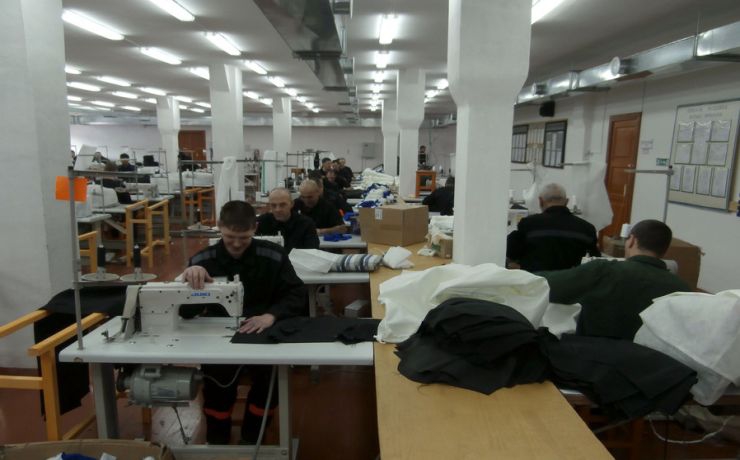 <p>С их помощью украинские власти рассчитывают обеспечить солдат Нацгвардии камуфлированными костюмами и куртками, а также спальными мешками и теплой одеждой</p>