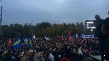 <p>Около семнадцати тысяч человек приняли участие в акции скорби по погибшим на Донбассе, которая прошла сегодня вечером у памятника «Трагедия народов» на Поклонной горе в Москве.</p>