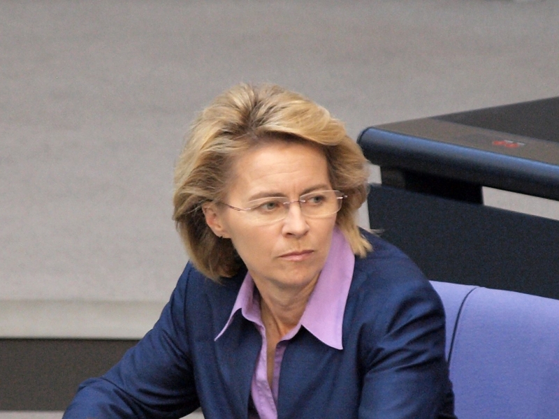 <p>Министр обороны ФРГ Урсула фон дер Ляйен в интервью еженедельнику Bild am Sonntag заявила, что в настоящее время бундесвер не в состоянии выполнить всех своих обязательств перед НАТО из-за серьезной нехватки оснащения.</p>