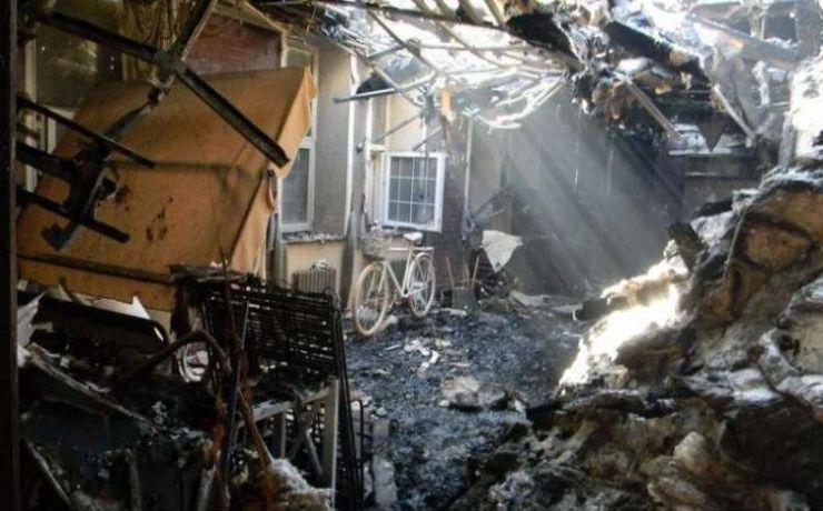 <p>Выпущенные украинской стороной снаряды уничтожили детский сад, а также повредили пять жилых домов</p>