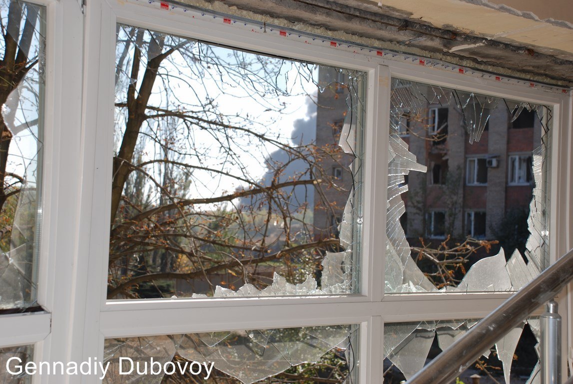 <p>Очередной жертвой украинских карателей, обстреливающих жилые кварталы Донецка из артиллерийских орудий, стала 54-летняя женщина. Еще одна женщина 1942 года рождения получила осколочные ранения.</p>