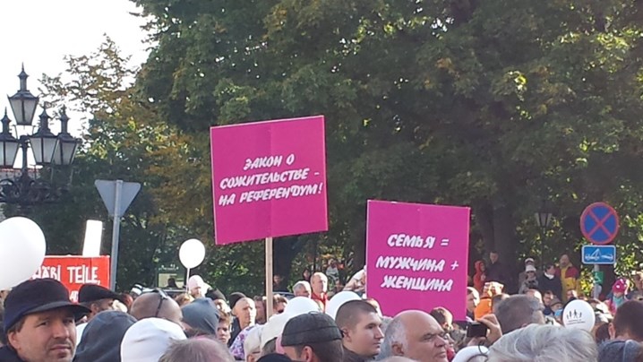 <p>Сегодня в Таллине состоялся многочисленный митинг в защиту семейных ценностей и против принятия закона о сожительстве, в том числе однополых пар, сообщают «РИА Новости».</p>