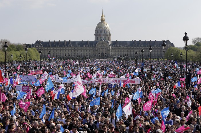 <p>В воскресенье в Париже и Бордо проходят многотысячные митинги противников однополых браков, выступающих против суррогатного материнства и искусственного оплодотворения для однополых семей.</p>