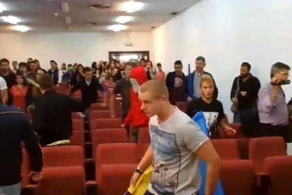 <p>Студенты Мадридского университета Комплутенсе выгнали из аудитории группу украинских неонацистов, которые пытались сорвать лекцию, посвященную гуманитарной катастрофе на востоке Украины.</p>