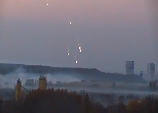 <p>Сегодня около 19.30 по московскому времени украинские силовики обстреляли аэропорт Донецка и прилегающие районы неизвестными боеприпасами, после которых по земле начал стелиться густой белый дым.</p>