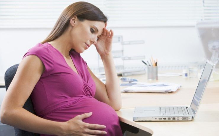 <p>На Украине беременных женщин и матерей, находящихся в отпуске по уходу за ребенком, лишили неотъемлемого права и гарантий на труд</p>