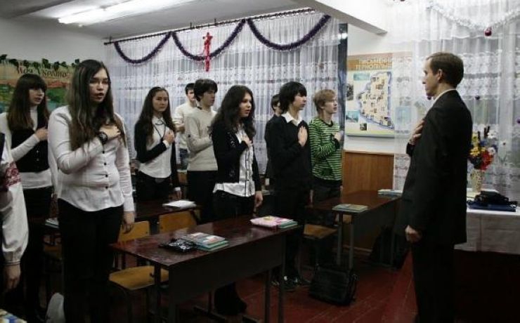 <p>О фактах, когда учителя заставляют детей исполнять гимн Украины, Захарченко попросил сообщать на горячую линию</p>