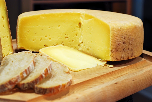 <p>В 2014 году Швейцария в пять раз увеличила экспорт сыров в Россию благодаря продовольственному эмбарго, которым Москва ответила на антироссийские санкции Евросоюза.</p>