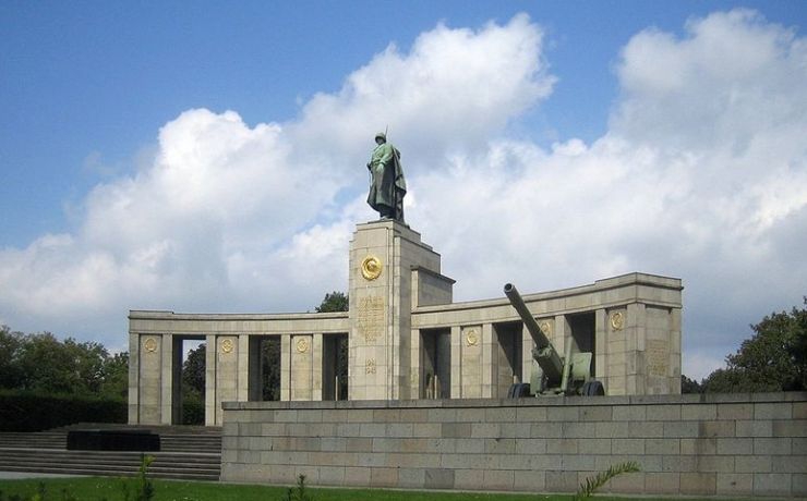 <p>Мемориальный комплекс представлен двумя танками Т-34, большой бронзовой скульптурой солдата Красной Армии и двумя гаубицами</p>
