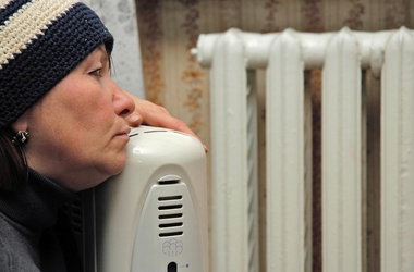 <p>Тысячи киевлян, дома которых с приходом холодов все еще остаются без отопления и горячей воды, штурмуют столичные жэки и пытаются достучаться до Киевской городской государственной администрации, в которую только за вчерашний день поступило около 300 жалоб.</p>