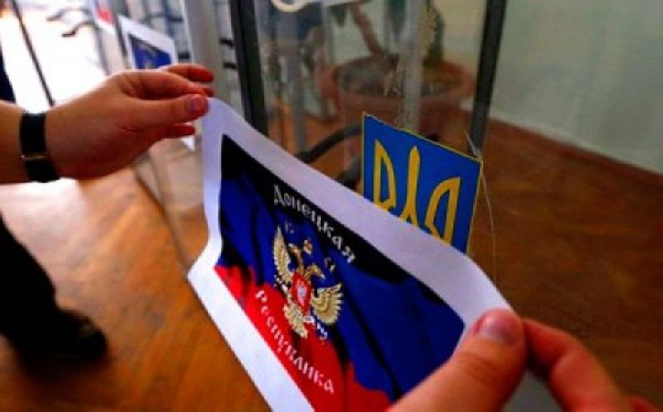 <p>Жители двух республик: Донецкой и Луганской будут выбирать глав регионов и депутатов Народных советов</p>