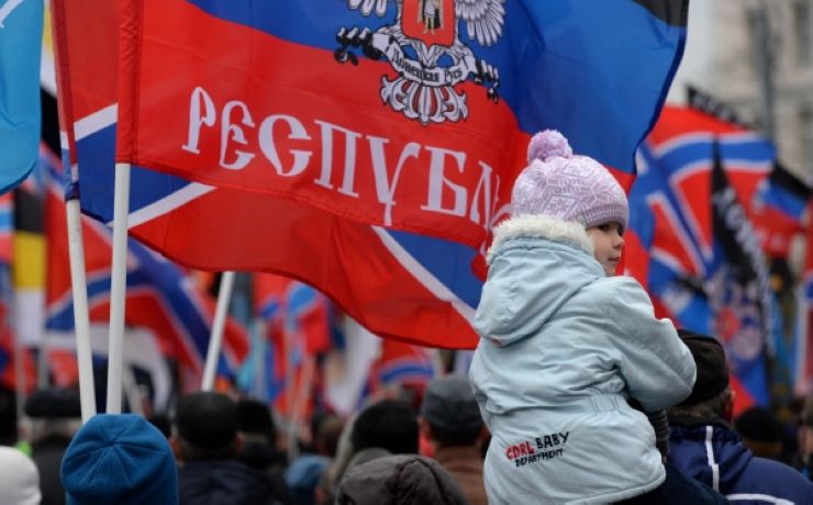 <p>В Луганске возле избирательных участков еще до их открытия собралось огромное количество народа</p>
