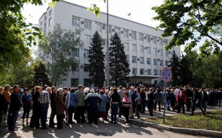 <p>По данным на 12 часов в Луганской республике уже проголосовали 230 тысяч человек</p>