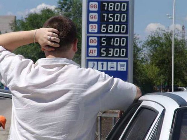 <p>Правительство России может со следующего года поднять акцизы на топливо пятого класса (бензин и дизтопливо класса «Евро-5») на 1 рубль на литр. Это приведет к удорожанию бензина в рознице на 14-15 процентов, то есть на 3 рубля, а не на 2, как предполагалось ранее.</p>