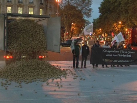 <p>Французские фермеры, протестующие против антироссийских санкций, ответом на которые стал запрет на ввоз в Россию сельхозпродукции ряда европейских стран, высыпали на одну из самых знаменитых площадей Парижа – площадь Республики – 50 тонн картофеля.</p>