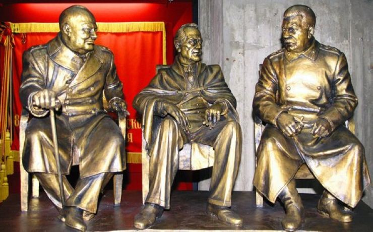 <p>В Ливадии к 70-летию Ялтинской конференции будет установлен памятник «Большой тройке» работы Зураба Церетели</p>