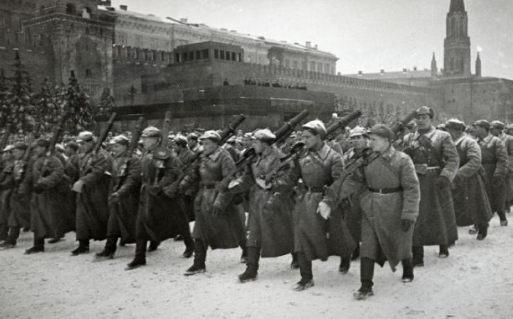 <p>Военный парад был проведен в самые трудные дни войны для того, чтобы поднять боевой дух советских солдат</p>