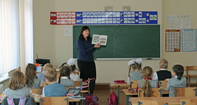 <p>Министр образования ЛНР Леся Лаптева заявила, что с 3 ноября в школах республики введена 5-балльная система оценок, которая сменила принятую на Украине 12-балльную систему.</p>