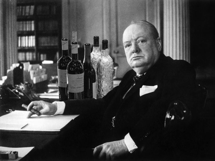 <p>Британский политик и бывший премьер Великобритании Уинстон Черчилль в 1947 году настойчиво предлагал Вашингтону нанести ядерный удар по СССР, сообщает ТАСС со ссылкой на лондонскую газету Mail On Sunday.</p>