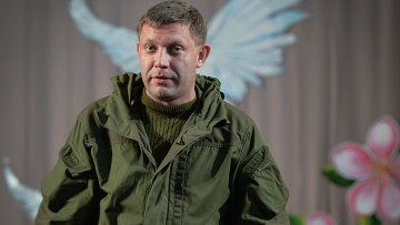 <p>Глава Донецкой народной республики Александр Захарченко и несколько человек из его окружения попали под обстрел в районе донецкого аэропорта.</p>