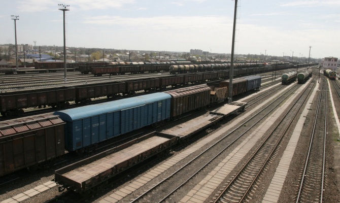<p>Россия приняла решение провести реконструкцию и построить железнодорожные пути в обход территории Украины. Работы начнутся в 2015 году, а стоимость проекта составит 55 миллиардов рублей, сообщает ТАСС.</p>