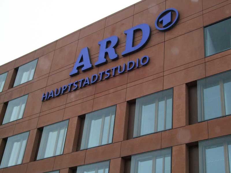 <p>На Центральный немецкий телеканал ARD обрушился поток жалоб со стороны телезрителей, возмущенных предвзятостью позиции телеканала в освещении кризиса на Украине и явной антироссийской направленностью репортажей.</p>