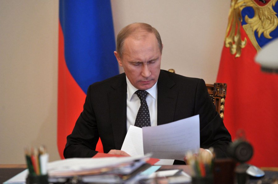 <p>Президент России Владимир Путин подписал закон, направленный на деофшоризацию экономики, согласно которому налогоплательщики обязаны сообщать об участии в иностранных компаниях.</p>