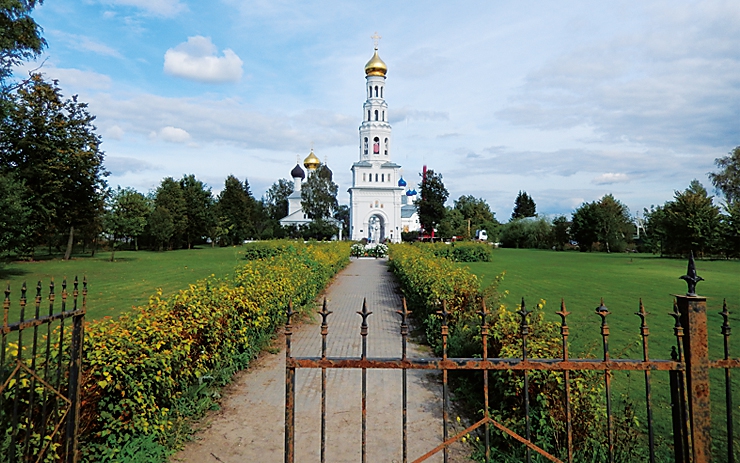 <p>Храмовый комплекс в селе Завидово расположен рядом с шоссе Москва – Санкт-Петербург</p>