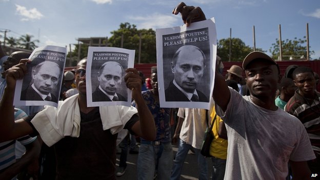 <p>«Vladimir Putin, please help us!», - написано на плактах протестующих</p>