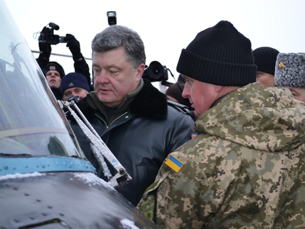 <p>Украинский президент Петр Порошенко сообщил о планах государственного концерна «Укроборонпром» на 2015 год, согласно которым производство бронетехники нового поколения увеличится в два раза.</p>