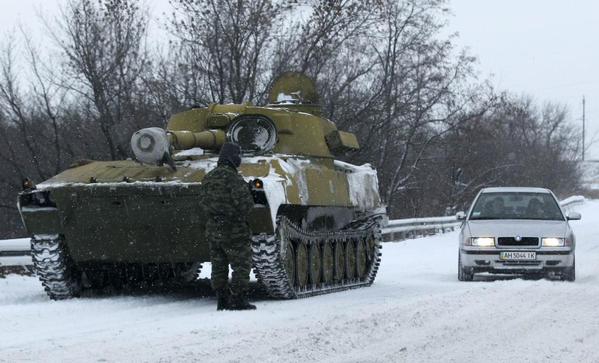 <p>Ополченцы Новороссии и украинские силовики отводят тяжелую артиллерию с линии разграничения в Донбассе, сообщают «РИА Новости» со ссылкой на Донецкое агентство новостей.</p>