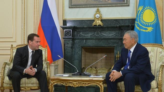 <p>Глава кабинета министров РФ Дмитрий Медведев находится с визитом в Казахстане, где в понедельник он примет участие в заседании Совета глав правительств государств - членов ШОС. В воскресенье глава российского правительства </p>