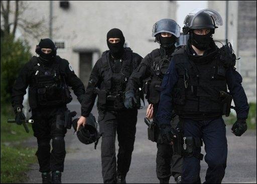 <p>Спецназ и сотрудники антитеррористических подразделений Франции провели крупную операцию в ряде районов страны - в Тулузе, в Нормандии и в окрестностях Парижа.</p>