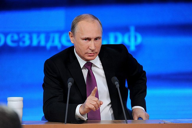 <p>Президент РФ Владимир Путин заявил сегодня на пресс-конференции, что решение о том, баллотироваться ли на следующий срок, он будет принимать по результатам работы в стране. </p>