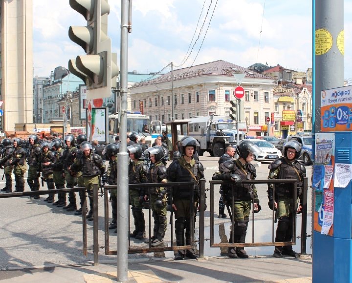 Организатор «Марша миллионов» потребовал у полицейских вывести деятеля «Евразийского союза молодежи»